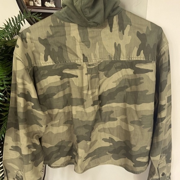 NWOT American Eagle Camouflage Cropped Button Up Hoodie Jacket Olive Shacket - Picture 10 of 13